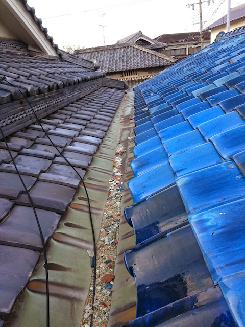 堆積した土が常に湿気を帯び、銅製の谷板金を腐食させている危険な状態（東大阪市の屋根点検）