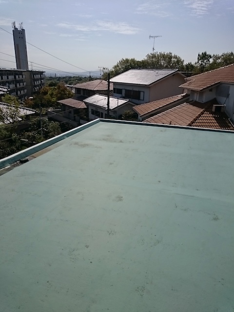柏原市で陸屋根の水溜まり！排水詰まりを解消する防水工事の提案