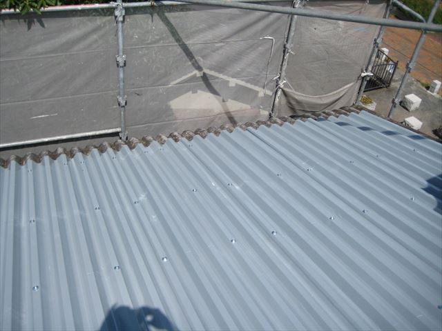八尾市の工場スレート屋根、雨漏り修理。金属屋根をカバー工法でリフォーム