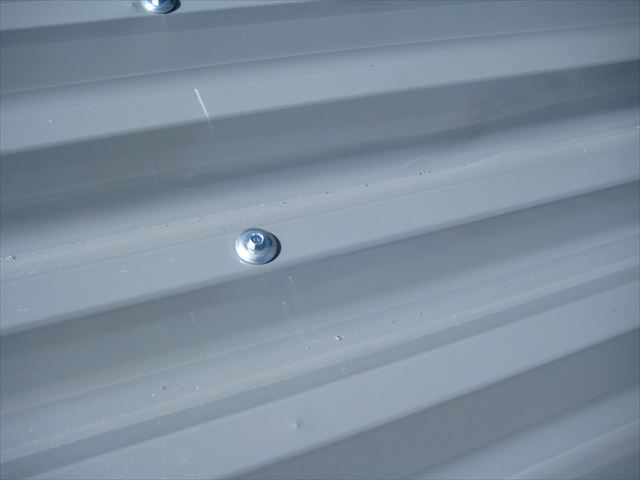 金属屋根のビスでの固定写真