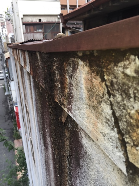 柏原市古町の現場、外壁剥離による構造材への影響