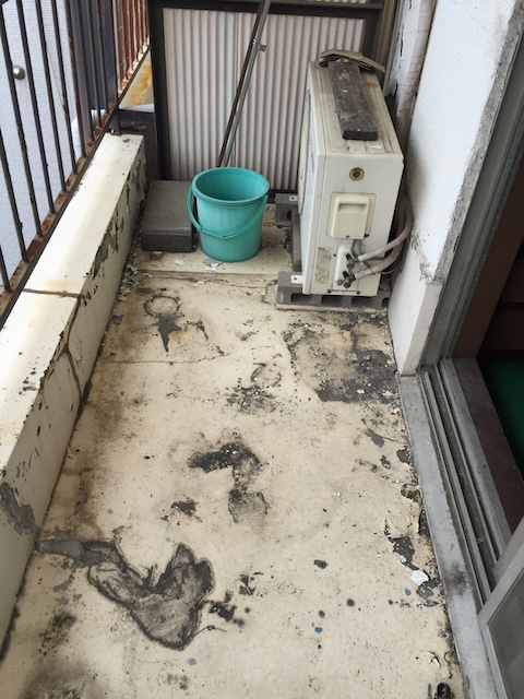 八尾市でベランダ雨漏り調査！デッキの下に隠れた「防水層の末期症状」を徹底解説