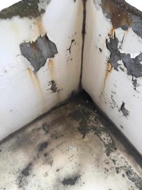 ベランダ角のひび割れとサビ汁の跡。構造部への浸水リスク