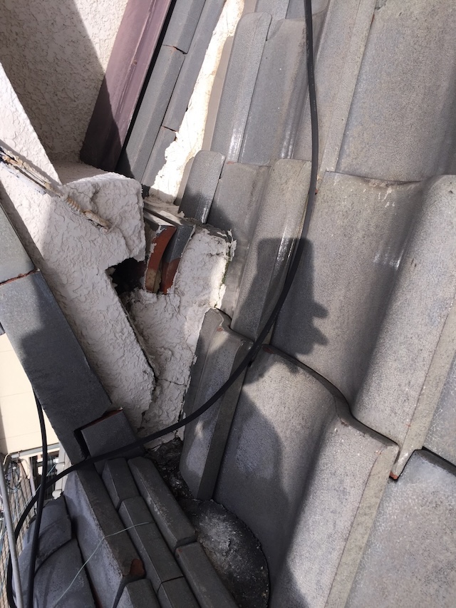 漆喰が剥がれて内部が露出している様子・八尾周辺・屋根修理