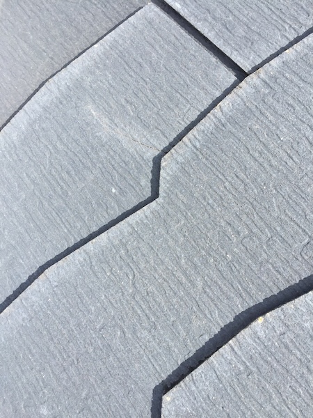 スレート屋根の拡大写真。雨水を吸い上げる毛細管現象の原因となるヘアラインクラック