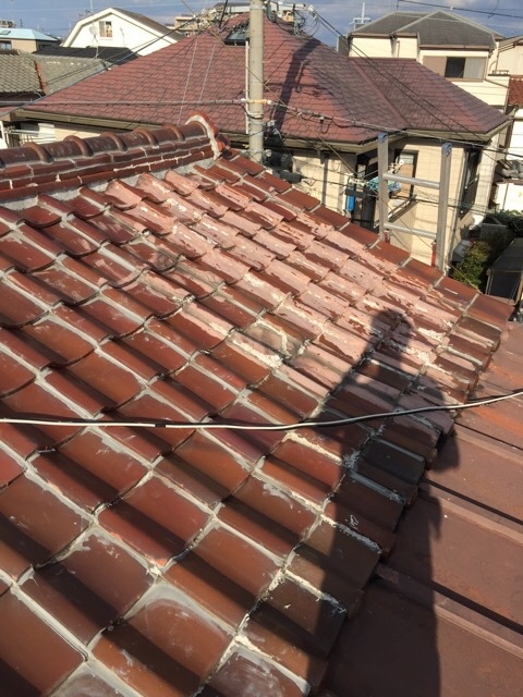 八尾市恩智中町の間違ったラバーロック工法による瓦の隙間密閉