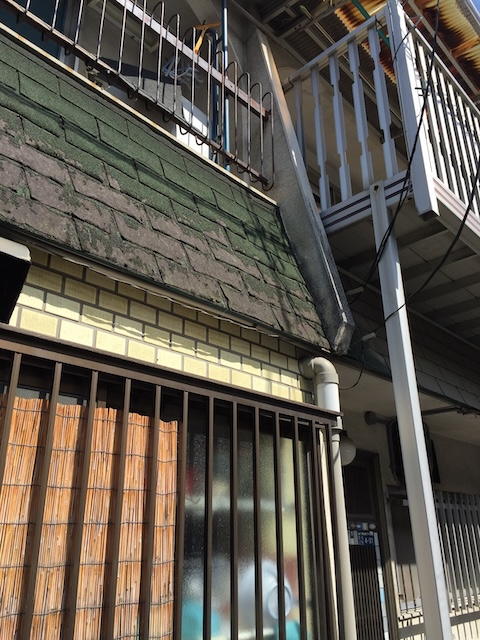 【東大阪市若江】玄関屋根がボロボロ剥がれる？塗装NGな症状と解決策【現地調査】