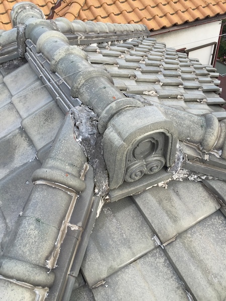 柏原市大県の屋根調査。棟瓦の白い漆喰が崩れて土が見えている状態