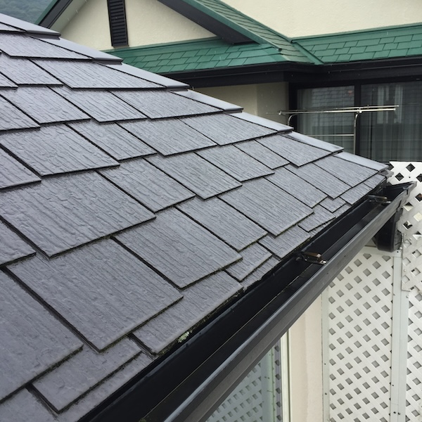 スレート屋根の縁切り不足・塗料で隙間が埋まっている状態・毛細管現象のリスク