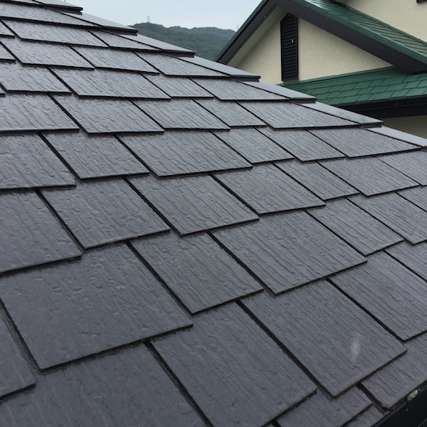 塗膜で密閉されたスレート屋根のアップ・雨水の出口がない状態