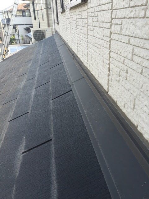屋根と外壁の取り合い部分（雨押え板金付近）の経年劣化。隙間が生じ雨水浸入のリスクがある