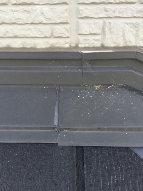 別の角度から見た屋根と外壁の接合部の劣化状況。シーリングや板金の傷みが確認でき、雨漏りの危険箇所となっている。