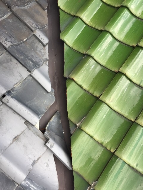 屋根の谷樋部分で瓦がズレて板金が露出している様子