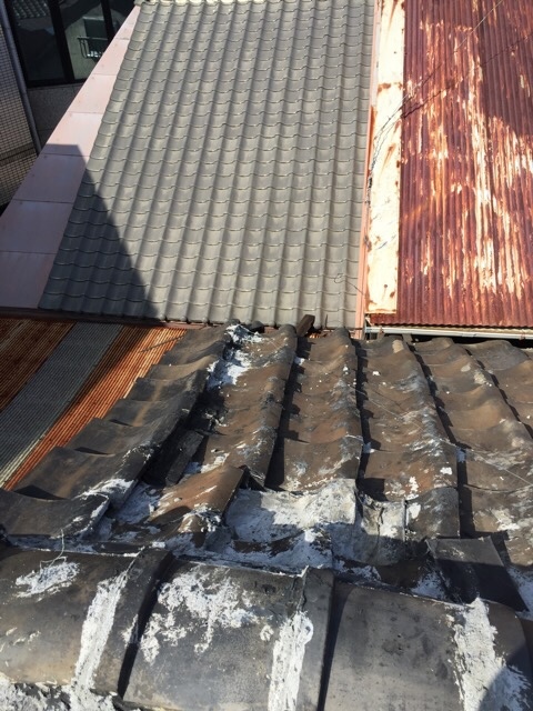 大阪市生野区の屋根調査。劣化した土葺き瓦の近接写真