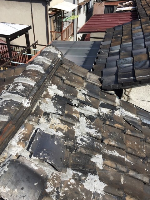 ボロボロになった大阪市生野区の屋根。葺き替え工事を提案