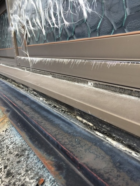 【門真市石原町】窓コーキング剥がれと屋根劣化を解決！雨漏り防ぐ対策と費用