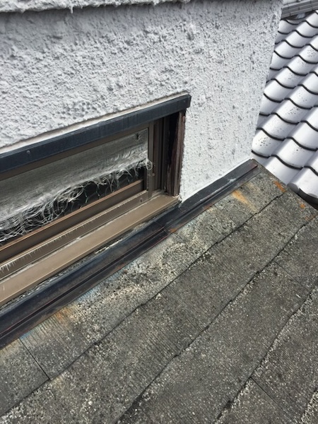 門真市石原町の雨漏り調査。屋根と壁の境界（雨押え板金）付近の劣化状況