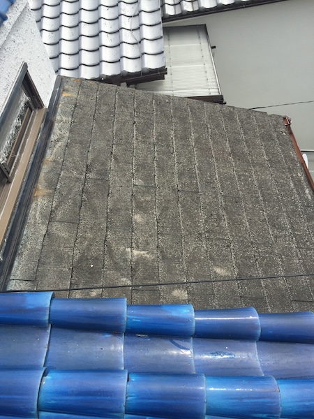 門真市石原町の戸建て。塗膜が剥がれ寿命を迎えたスレート屋根（カラーベスト）