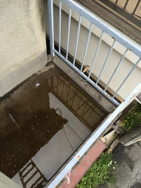 【八尾市】ベランダ水溜まりを解決！雨漏りを防ぐプロの原因調査