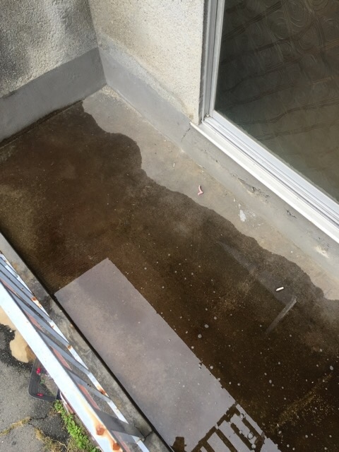 サッシ付近まで水位が上がった八尾市のベランダ、室内への雨漏りの危険性