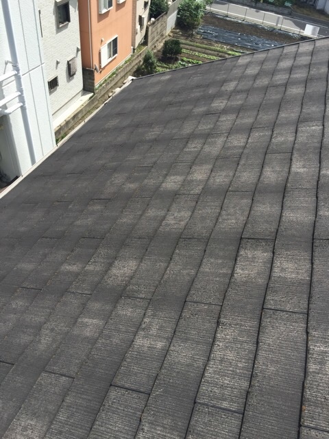 東大阪市池島町の現場で確認した、表面の防水性が失われているスレート屋根全体