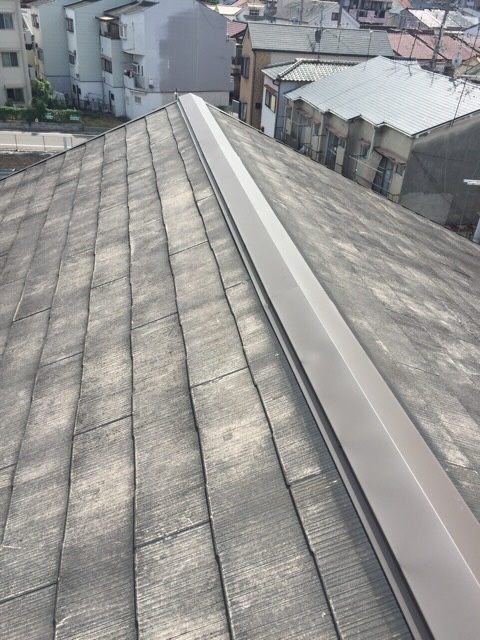 退色が進んでいる屋根のてっぺんにある棟板金（金属カバー）周辺