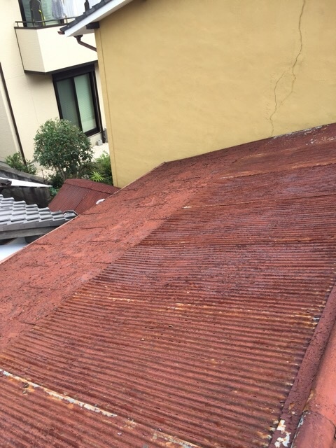 柏原市法善寺の無料点検で確認された全体にサビが広がる屋根の状況