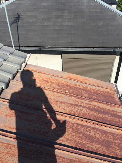 八尾市青山町で確認された、一面が茶色くサビて雨漏りの危険が迫る金属屋根