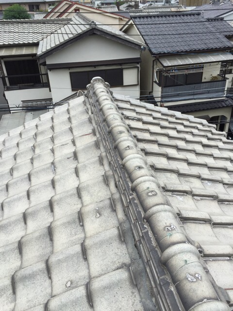 八尾市の瓦屋根。瓦の隙間をシーリング材（ボンド）で完全に塞いでしまっている状況