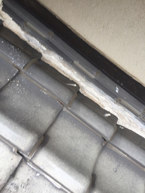 壁と屋根の接合部付近。劣化したボンドと漆喰が原因で雨漏りリスクが高まっている状態