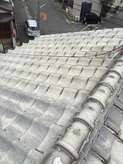 八尾市で瓦のボンド補修を点検！雨漏りと地震の不安を屋根軽量化で解決