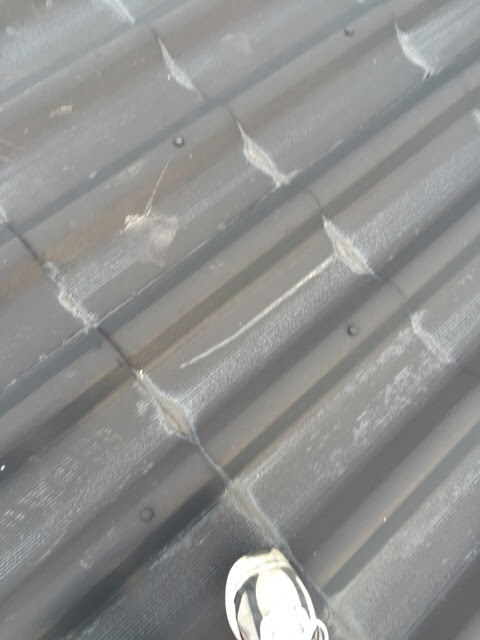  屋根材に入った深い縦のひび割れ。東大阪市足代の雨漏り調査