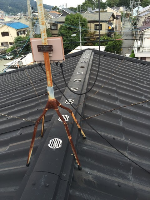  赤サビで腐食したアンテナ土台。台風時の倒壊リスク。東大阪市足代