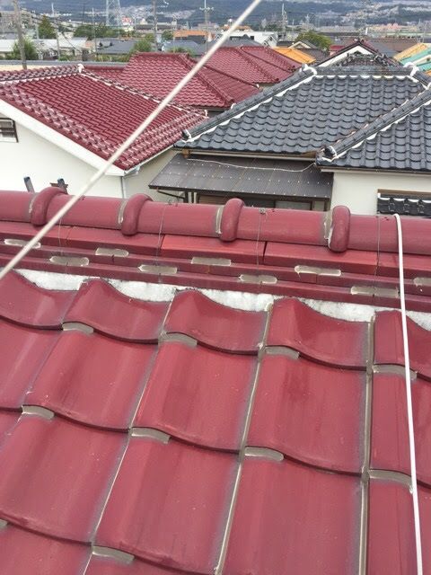 瓦同士をボンドで止めるラバーロック工法の確認。東大阪市稲葉。