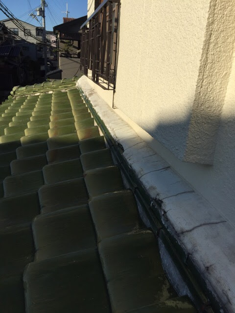 八尾市山本での屋根点検、外壁と瓦屋根の取り合い部分の劣化