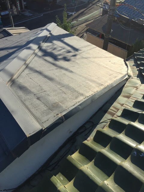 八尾市山本での雨漏り調査、平らな屋根（板金部分）の劣化と浮き