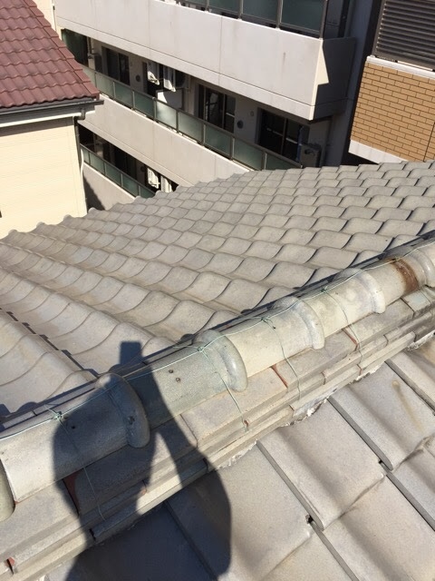 羽曳野市古市の瓦屋根診断。屋根のてっぺんの針金のサビと白い土（漆喰）の黒ずみを確認