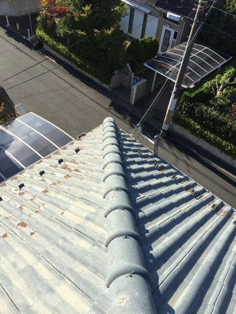 【柏原市】ボロボロ瓦の放置は危険！雨樋詰まりも防ぐ屋根葺き替え（交換）その2