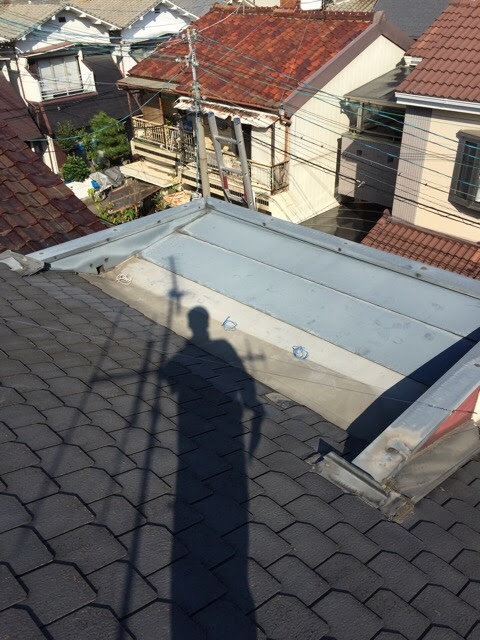 東大阪市瓢箪山。平らな金属屋根とウロコ状屋根の取り合い部分の調査。