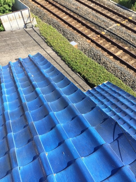 【八尾市】線路沿いの家は瓦がズレる？1階屋根の漆喰黒ずみと雨漏りリスク
