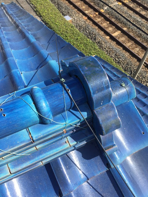 八尾市の屋根調査：棟（屋根のてっぺん）を固定する銅線（針金）が浮き上がっている危険な状態