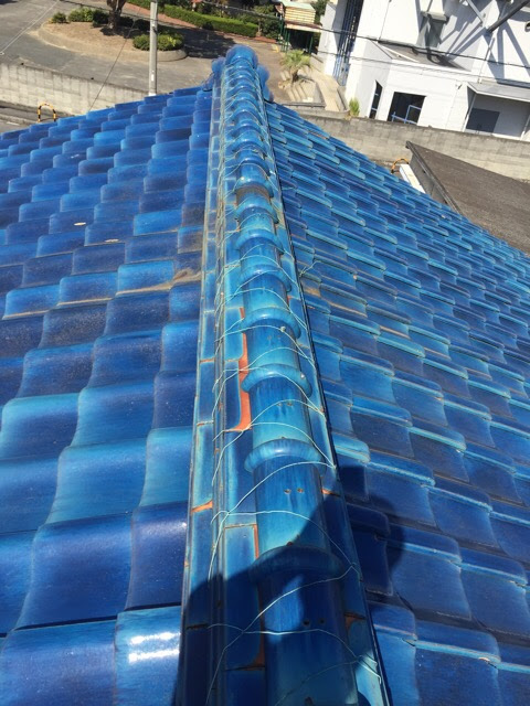 八尾市の屋根調査：屋根のてっぺんに並ぶ瓦を止める針金全体が緩んでいる様子