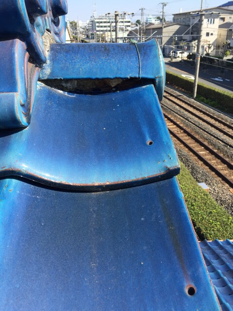 八尾市の屋根調査：鬼瓦の根元の漆喰（白い詰め物）が剥がれ落ちて空洞ができている様子