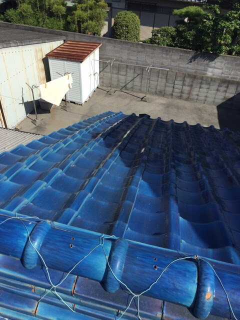 八尾市の屋根点検：電車の振動による影響がないか瓦のズレを確認する様子