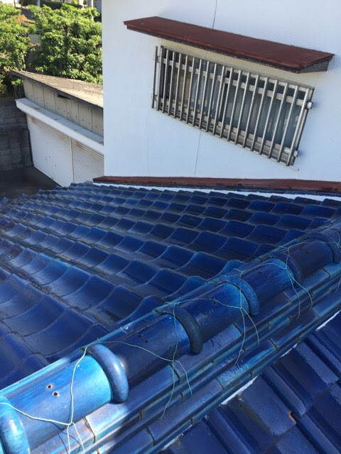 八尾市の屋根調査：1階の屋根（下屋）と2階の外壁が接する部分（壁際）の漆喰が黒ずんで劣化している様子