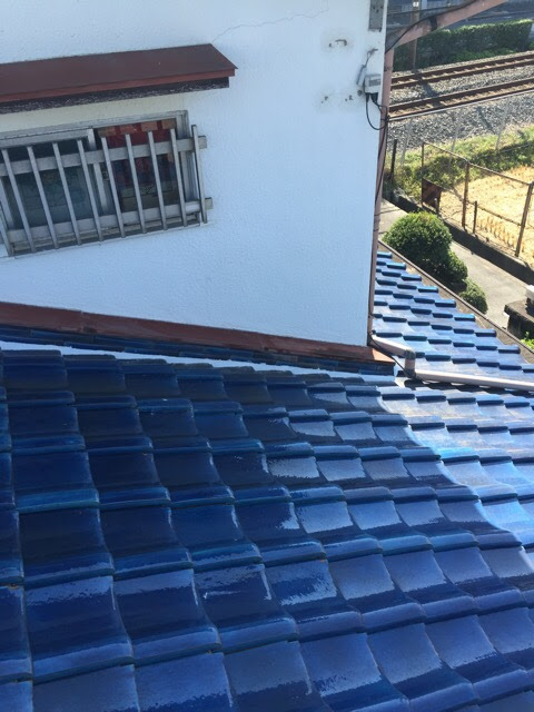 東大阪市の住宅で見られる壁と屋根の境界部分の雨押え板金の状態