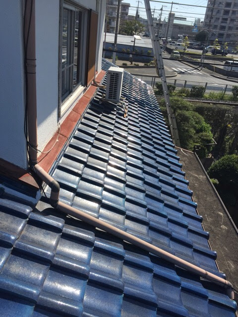  東大阪市の住宅の青い瓦屋根全体の点検風景