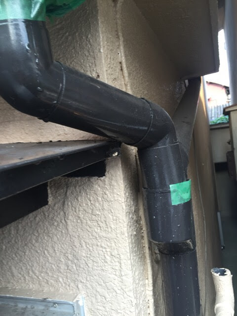 水漏れしているパイプの接続部分に緑色のテープを巻いて応急処置をした様子