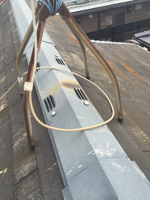 八尾市での屋根調査。棟板金にサビが発生し、固定力が弱まっている箇所 屋根の頂上を覆っている棟板金（むねばんきん）を確認すると、熱膨張と収縮の繰り返しにより固定する力が弱まり、サビも発生していました。