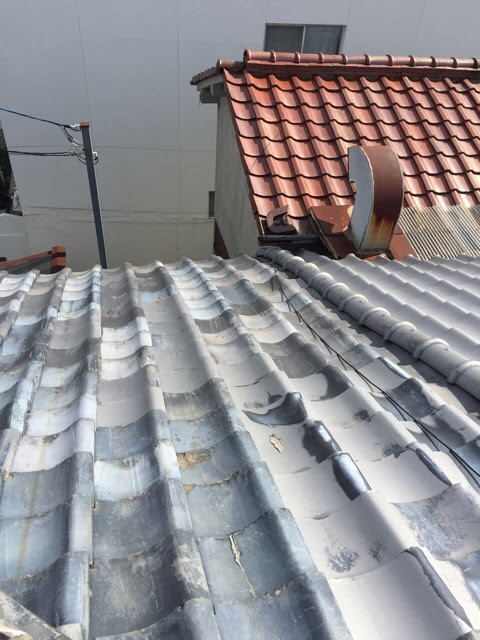 【大阪市住吉区】いぶし瓦のコケと穴を解決！3つの屋根修理プランと費用